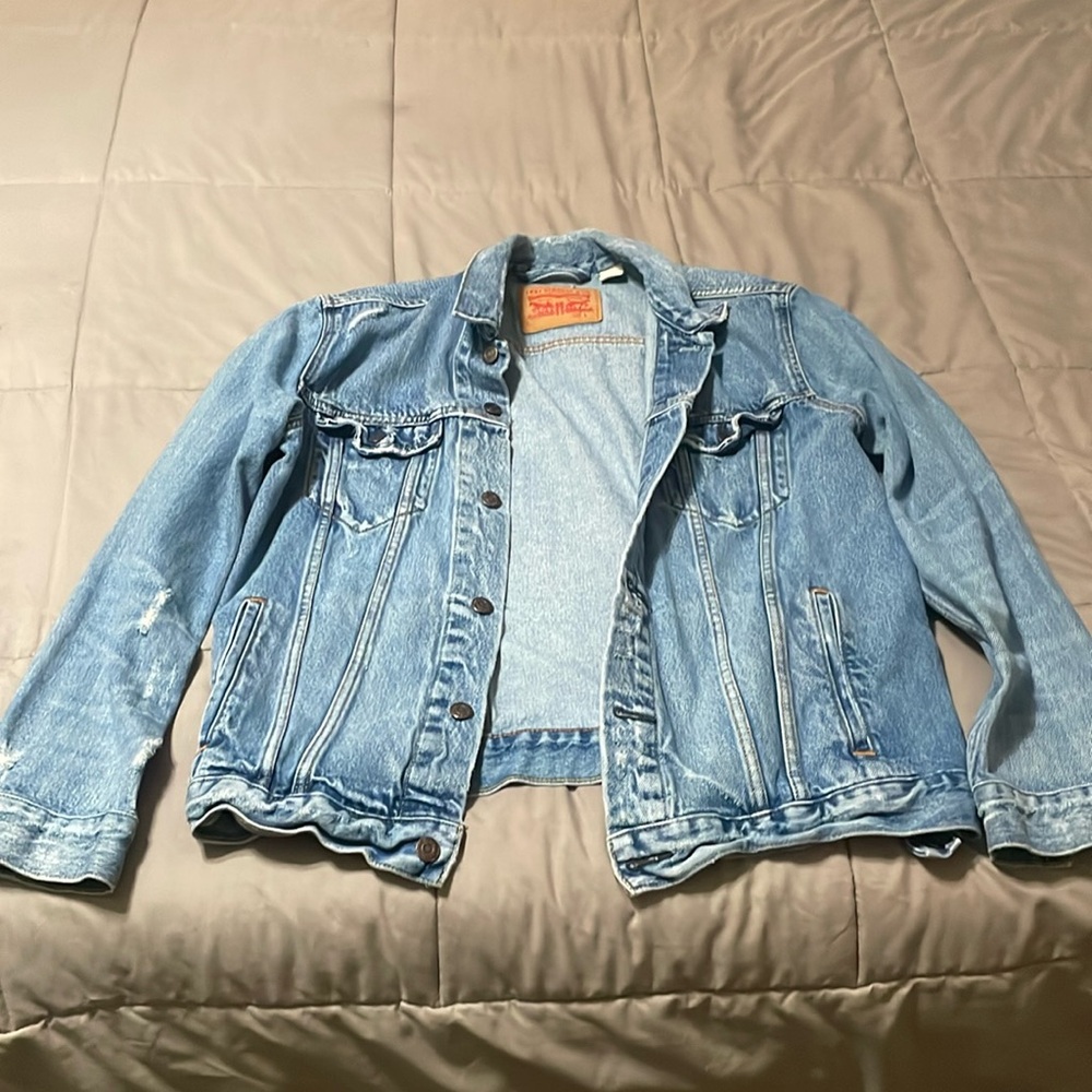 Distressed denim levi jean jacket